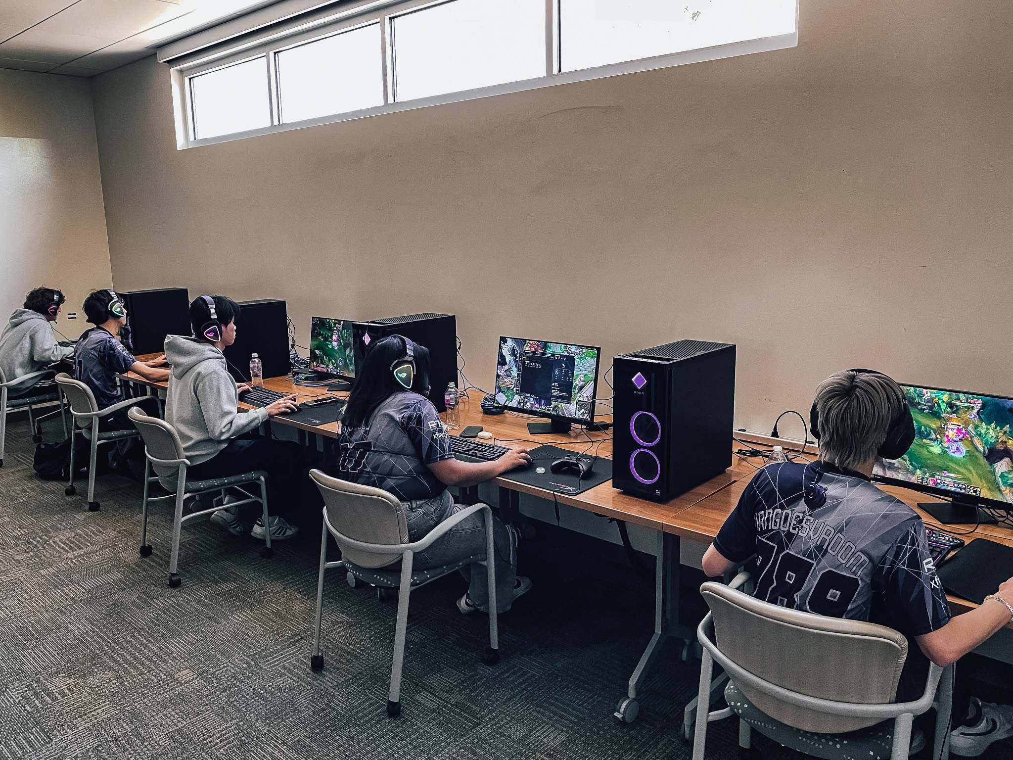 The La Cueva High School esports team is focused on their tournament match!